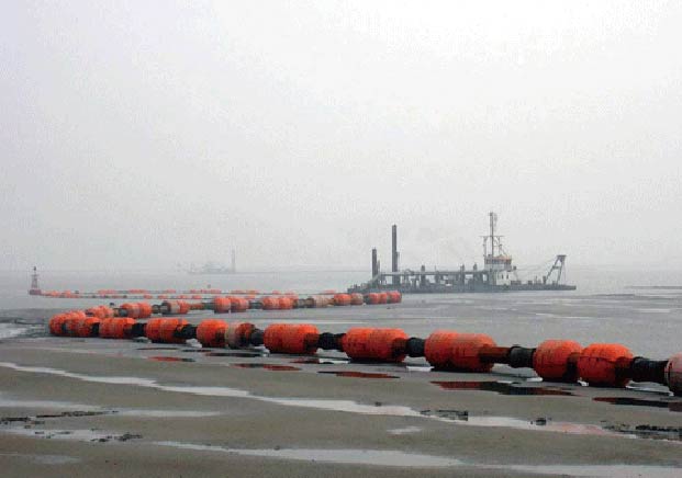 秦皇島經濟技術開發(fā)區(qū)山海關港首秦公司出?？诨鼗靥罟こ淌┕ひ粯硕? title=
