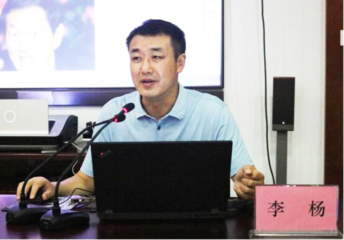 黨委委員、紀(jì)委書記、工會主席李楊對新員工進行廉潔從業(yè)教育